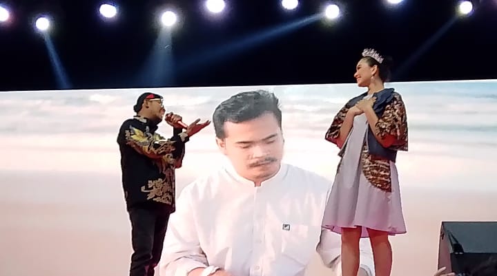 Ini Arti Lagu ‘Mencintai Tanpa Dicintai’ yang Dibawakan Bupati Fauzi pada Grand Final Sumenep Batik Festival 2024