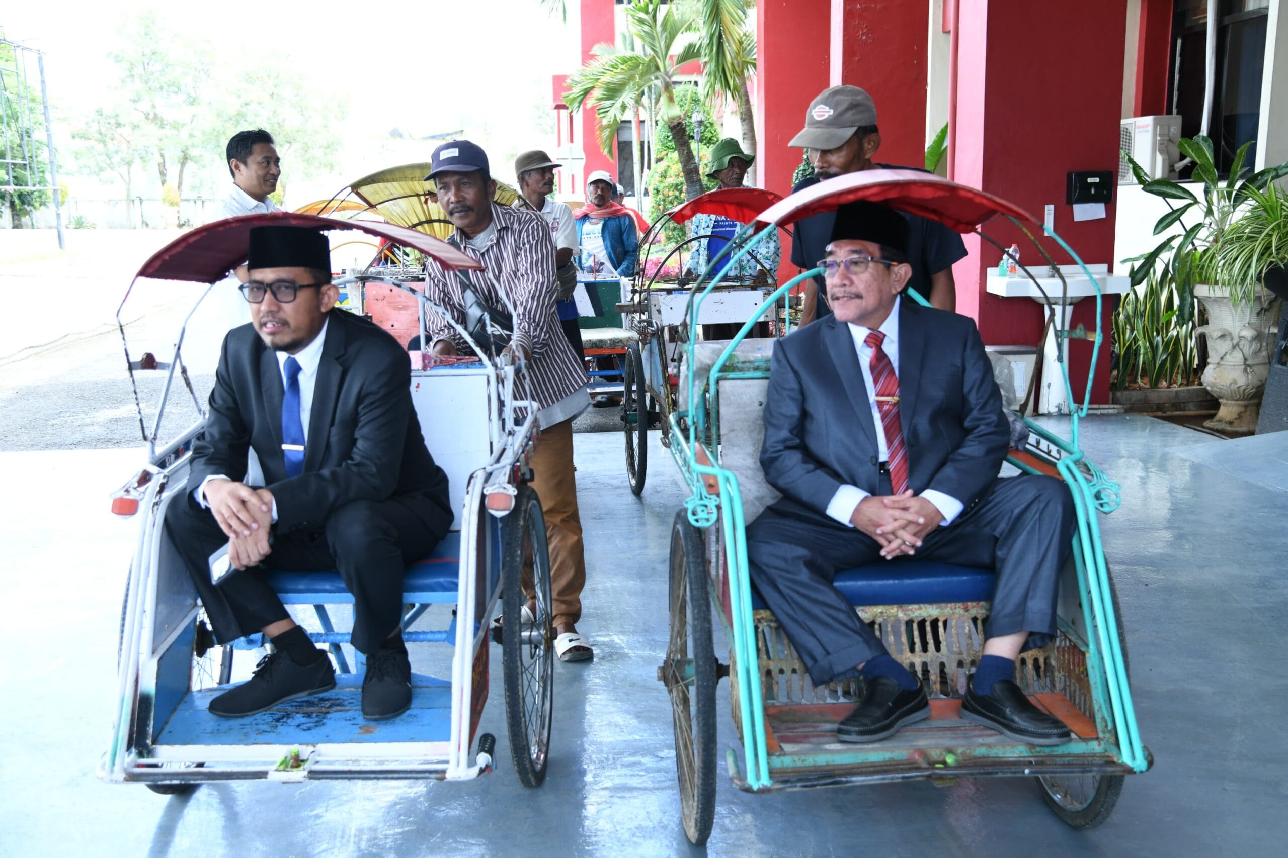 Bupati Fauzi Naik Becak di Hari Perdana Kebijakan Hemat Energi