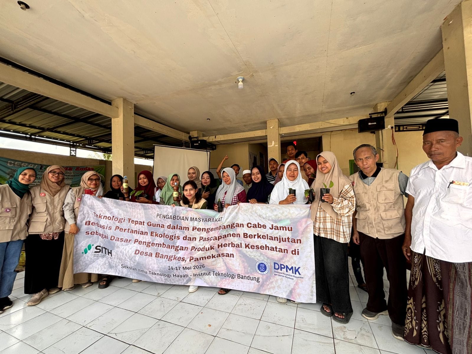 Tim Pengabdian Masyarakat SITH ITB Latih Warga Desa Bangkes Kembangkan Budidaya dan Pascapanen Cabe Jamu