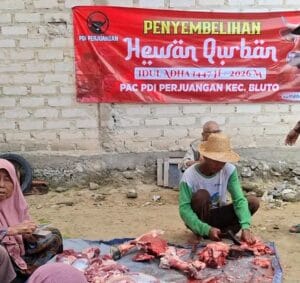 PAC PDI Perjuangan Bluto dan Warga Gotong Royong Bagikan Daging Kurban untuk Warga