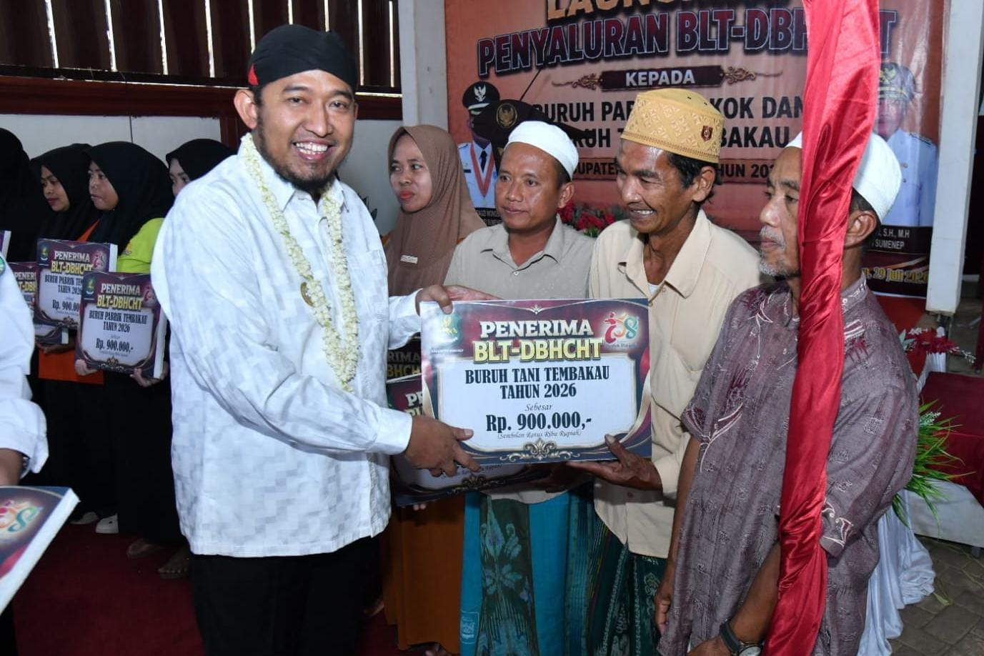 Bupati Sumenep: BLT-DBHCHT Bentuk Kepedulian pada Buruh Tembakau 
