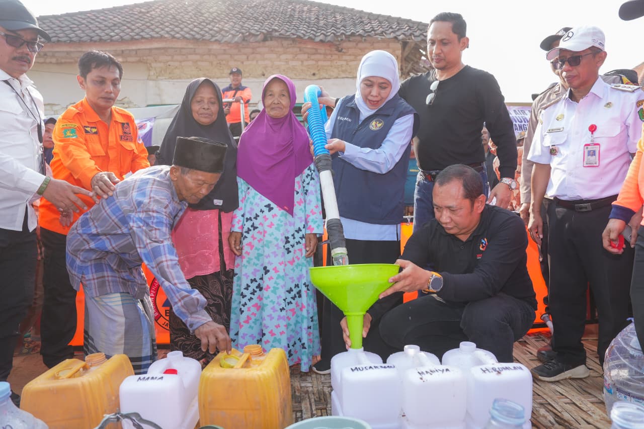 Gubernur Khofifah Salurkan Bantuan Air Bersih di Sumenep, Siapkan Sumur Bor pada 2027
